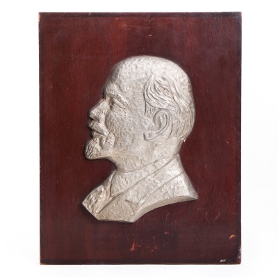 Plakieta pamiątkowa z wizerunkiem Włodzimierza Lenina.